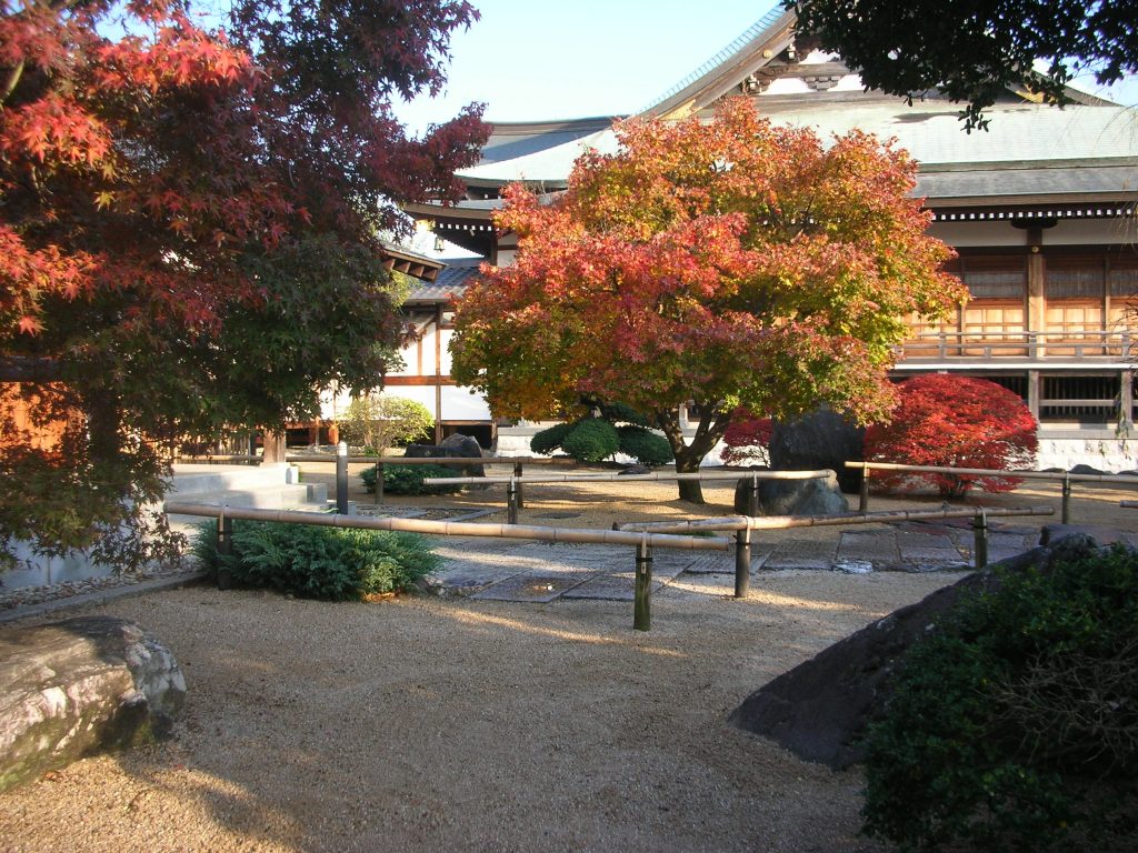紅葉と竹垣が美しい寺社の日本庭園