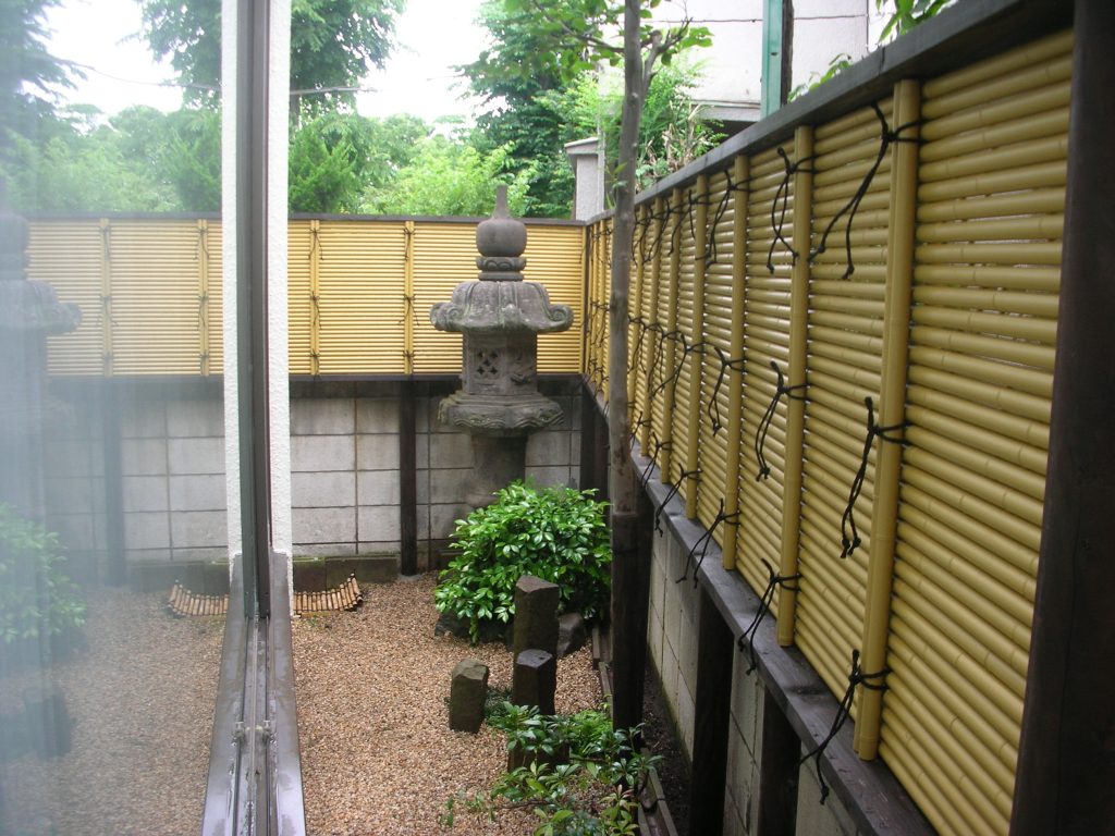 自社で仕立てた竹垣