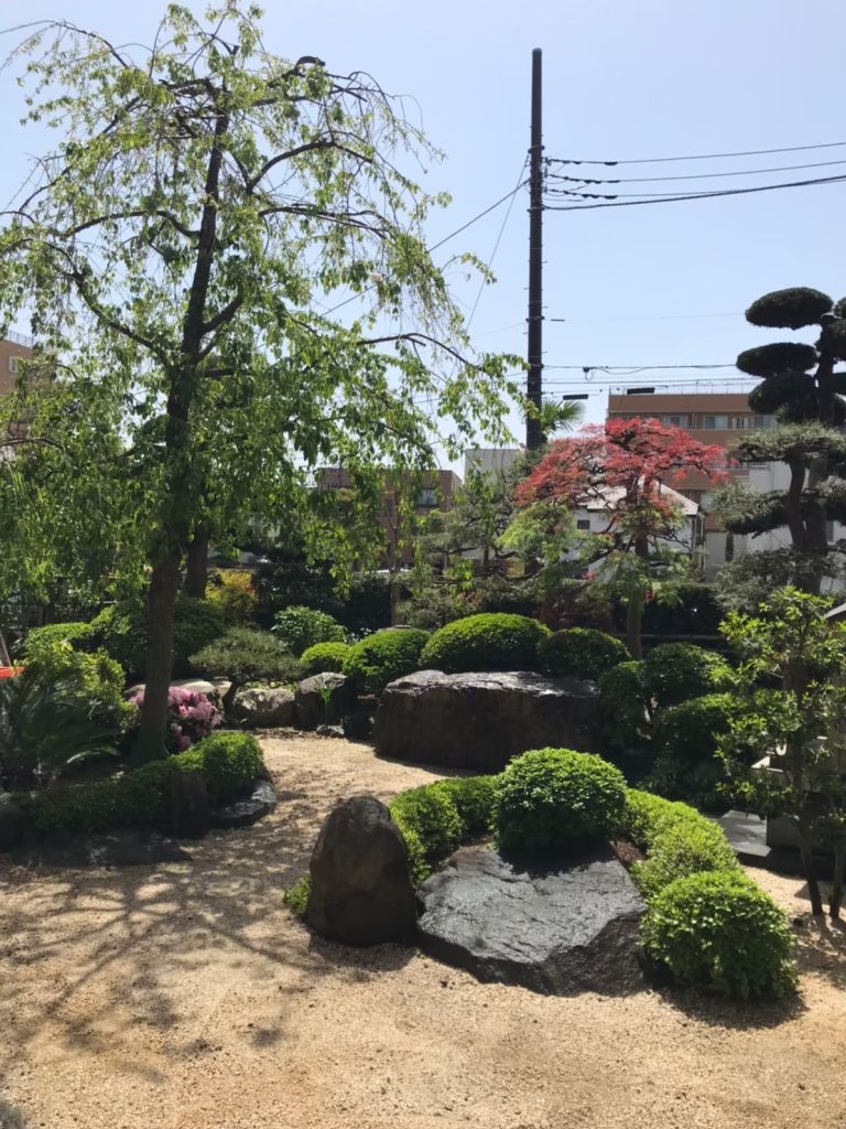 手入れの行き届いた日本庭園